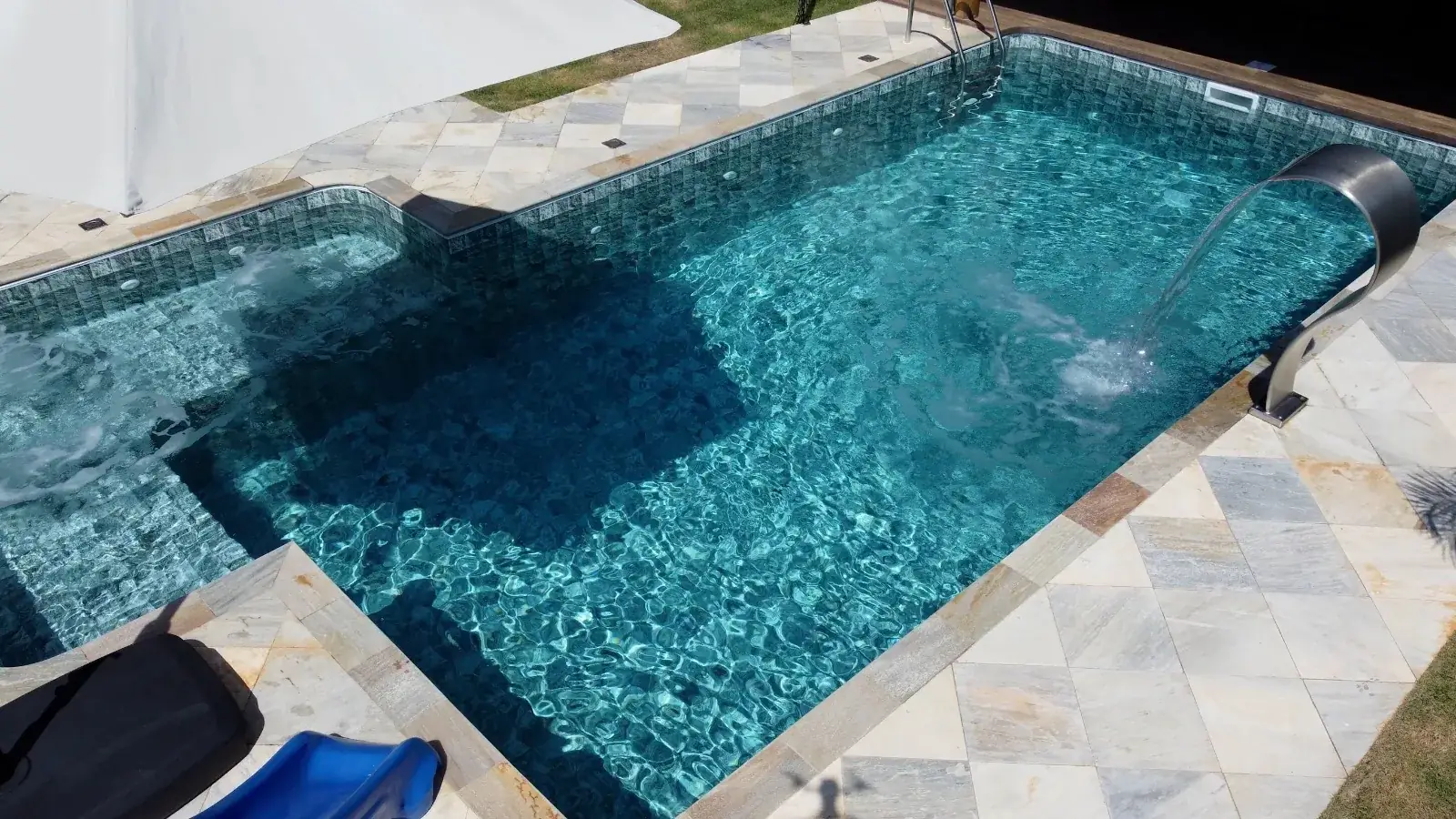 Piscina pequena com cascata de inox