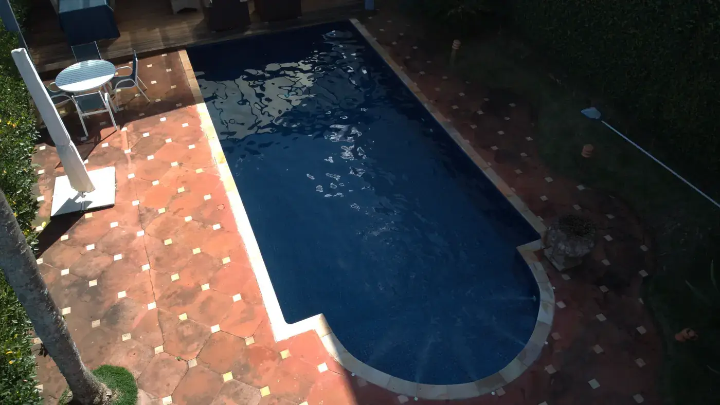 Piscina pronta com cascata de inox, projeto Levi Piscinas